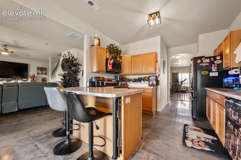 Image 12 of 40: Kitchen