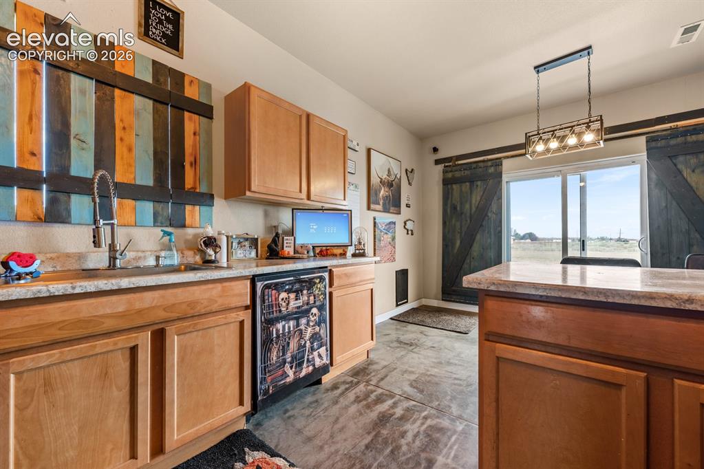 Image 15 of 40: Kitchen