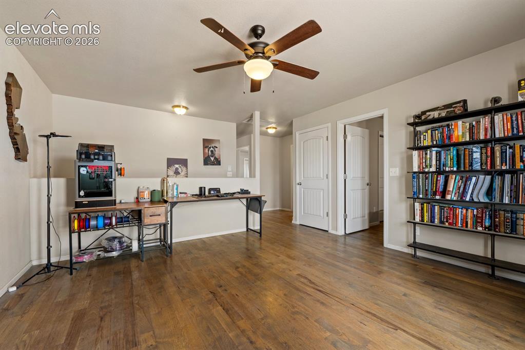Image 18 of 40: Office