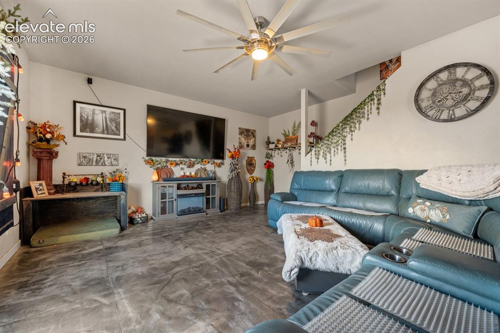 Image 6 of 40: Living Room