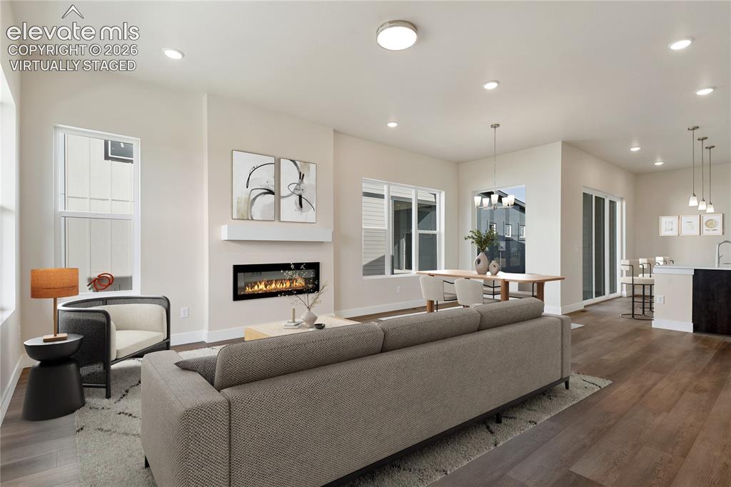Image 4 of 50: Open great room features 9