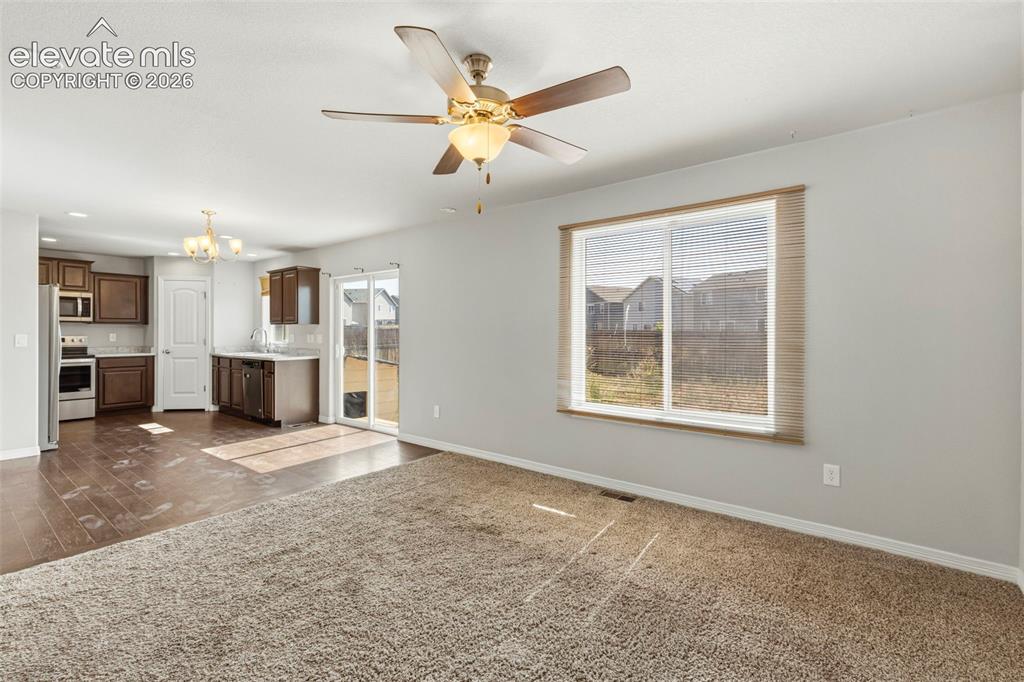 Image 15 of 38: Living room/ kitchen