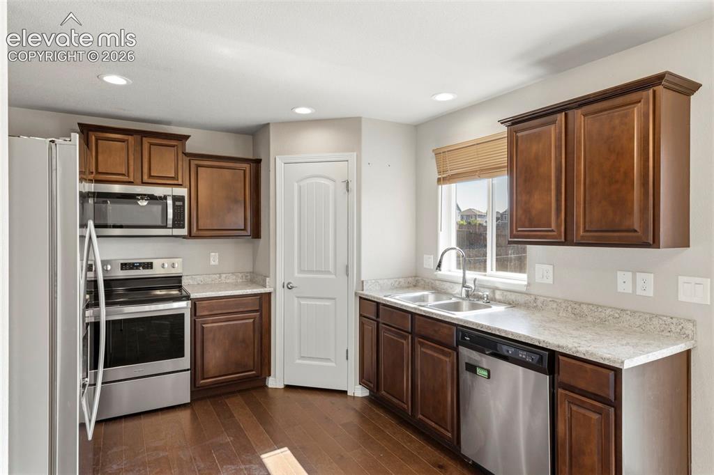 Image 18 of 38: Stainless steel appliances