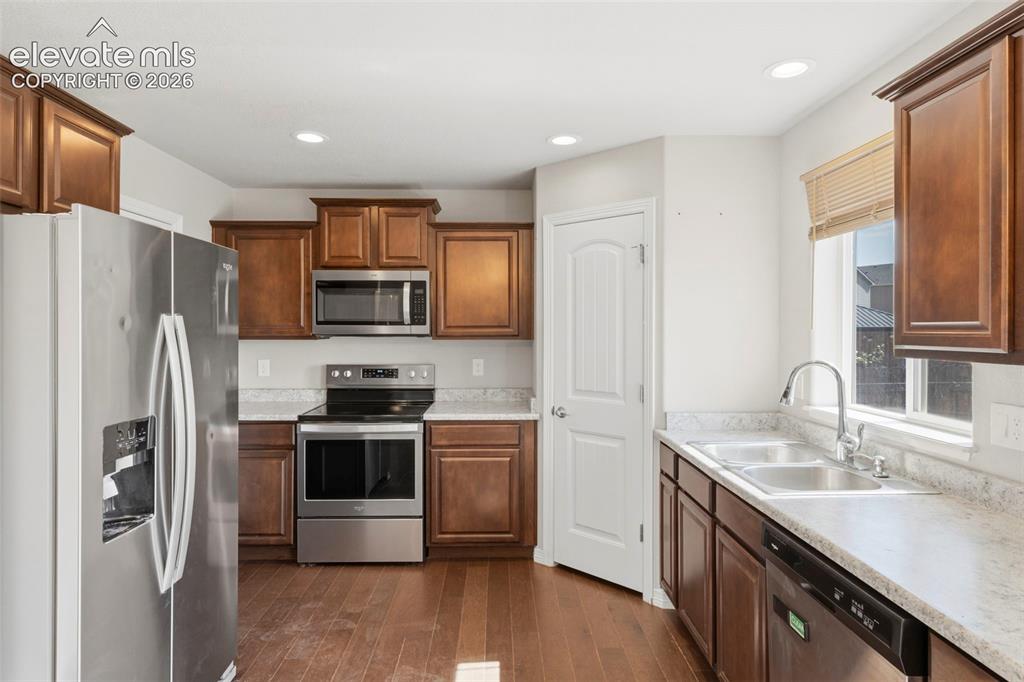 Image 20 of 38: Kitchen