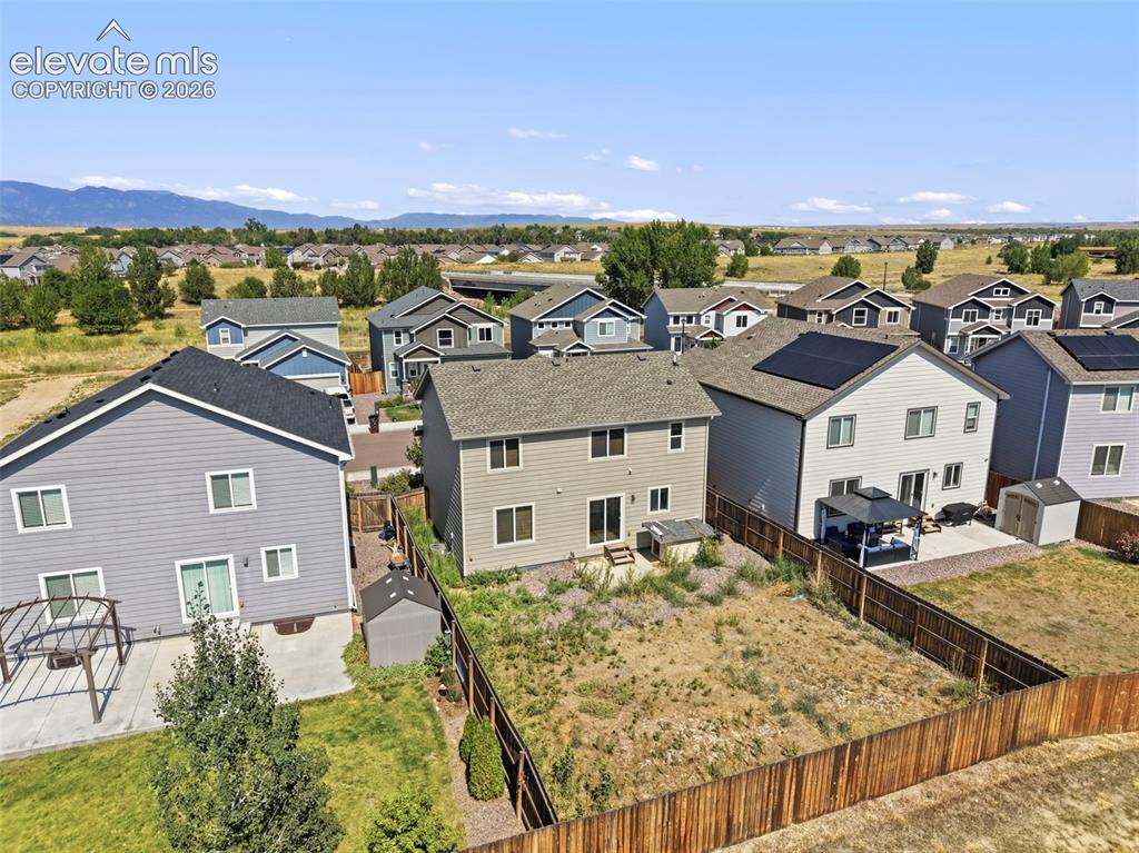 Image 8 of 38: Large backyard