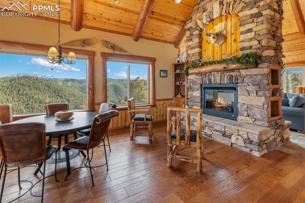 Image 10 of 49: Dining Area