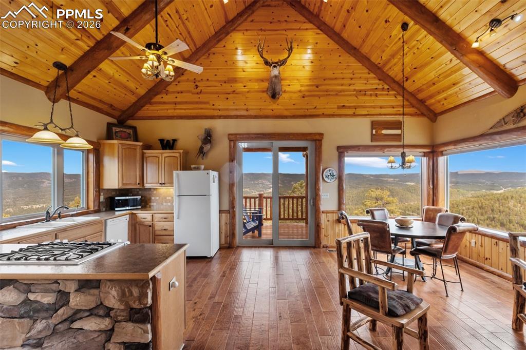 Image 12 of 49: Kitchen