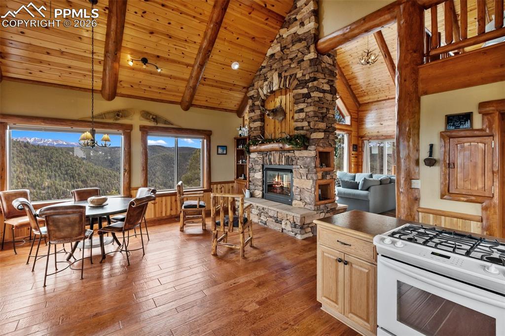 Image 13 of 49: Kitchen