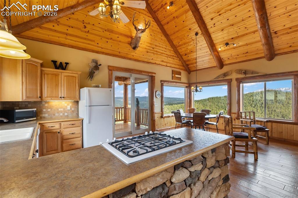 Image 14 of 49: Kitchen