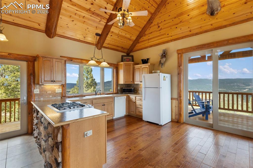 Image 15 of 49: Kitchen