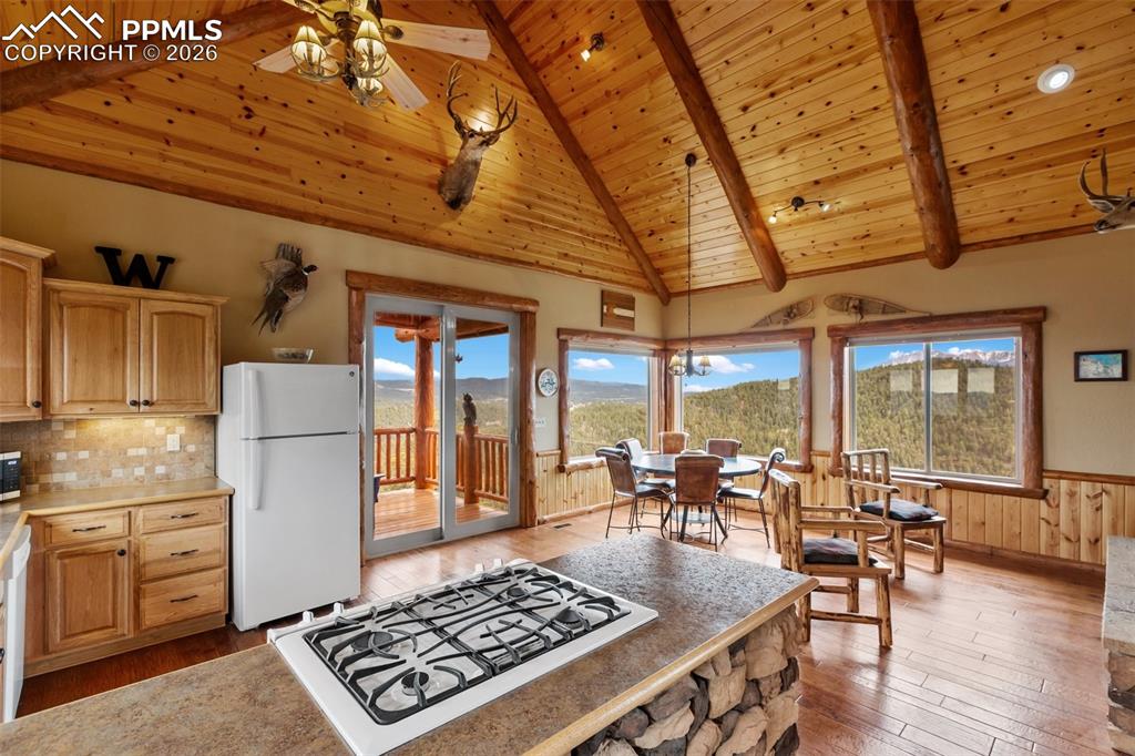 Image 16 of 49: Kitchen