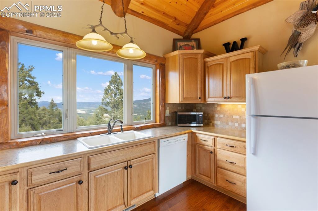 Image 17 of 49: Kitchen