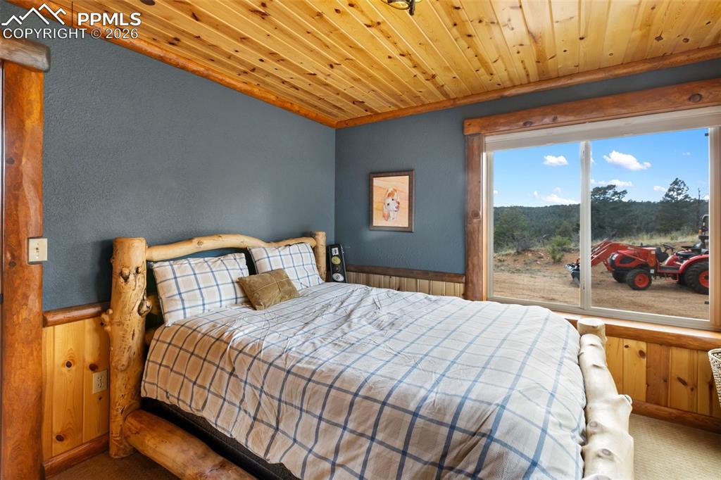 Image 21 of 49: Bedroom