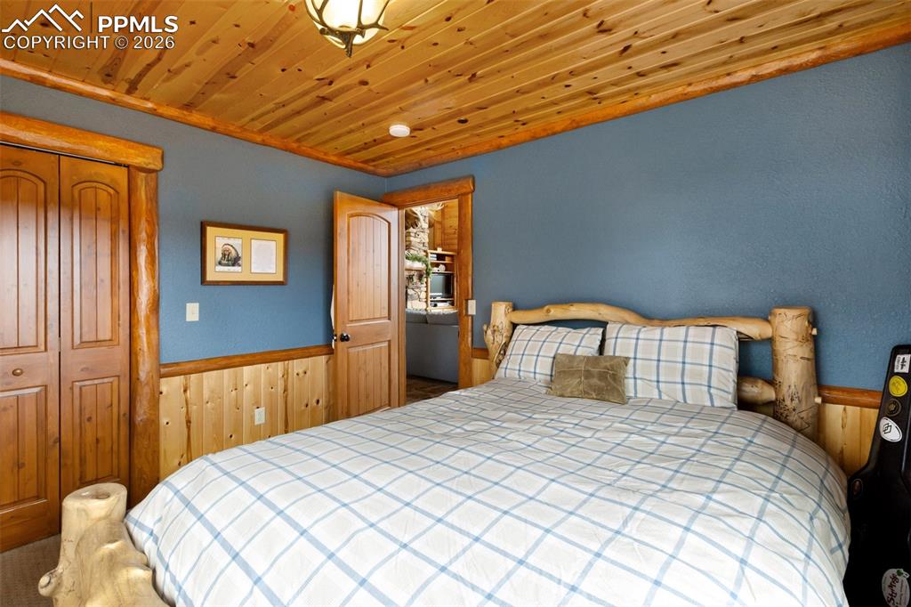 Image 22 of 49: Bedroom