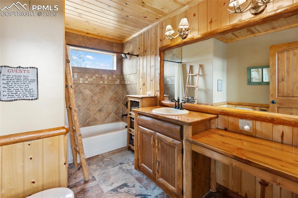 Image 23 of 49: Bathroom