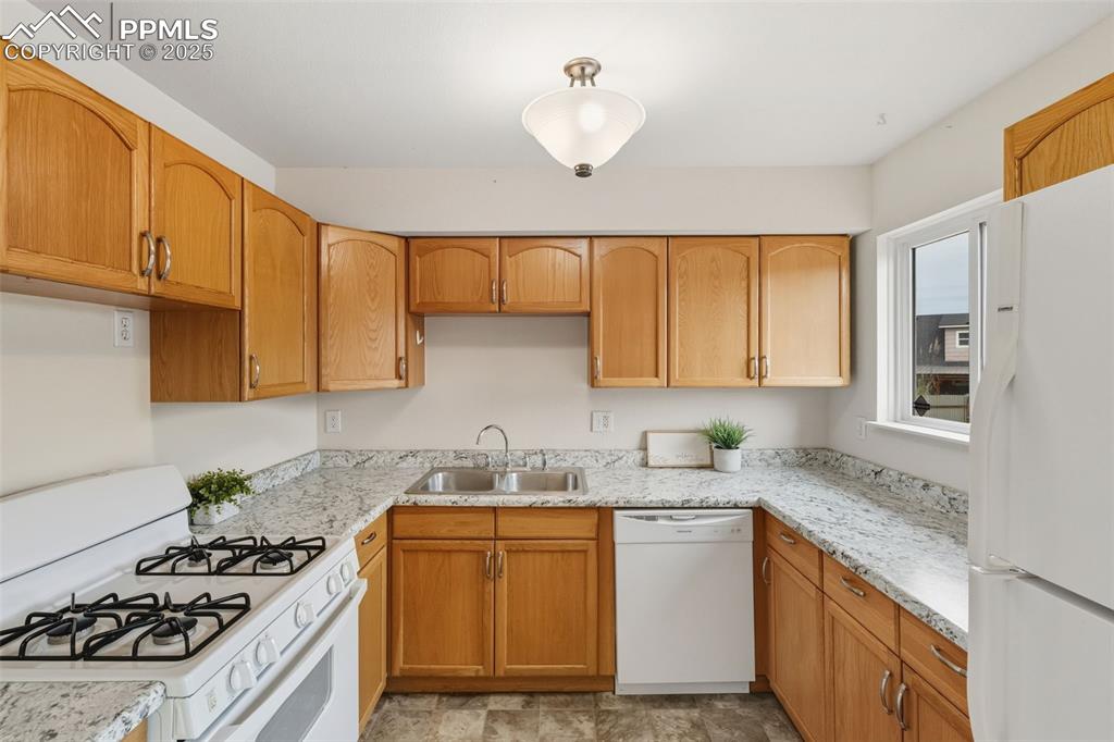 Image 10 of 35: Kitchen