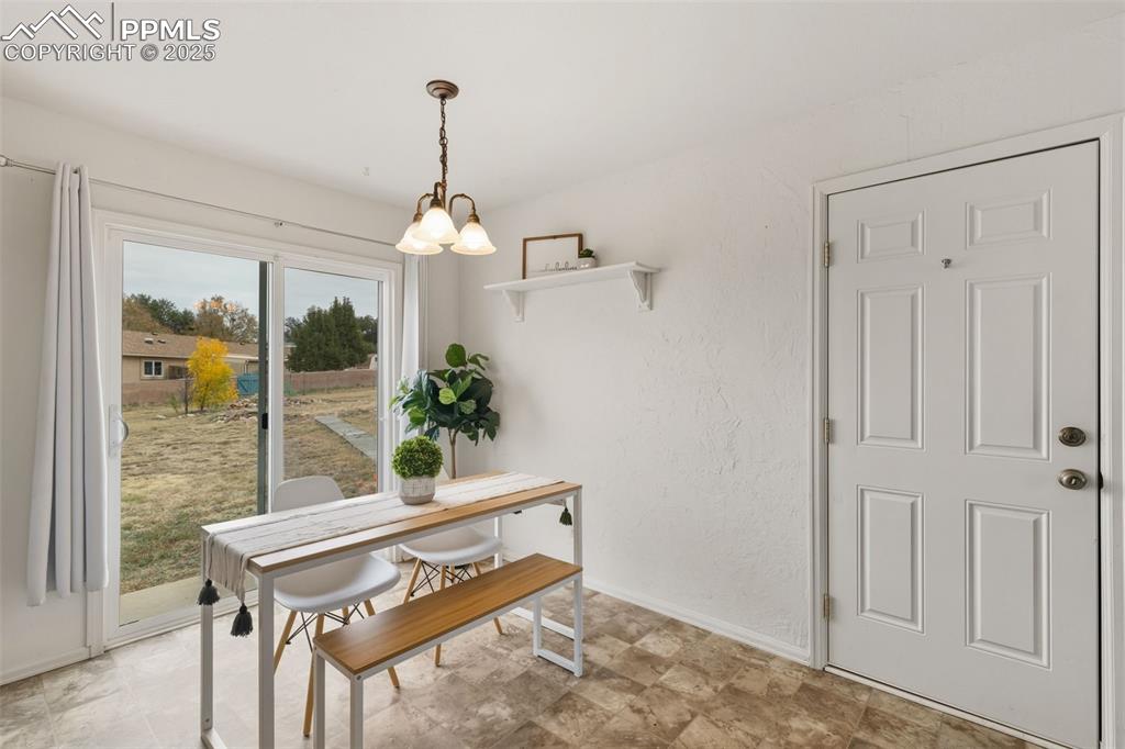 Image 13 of 35: Dining Area