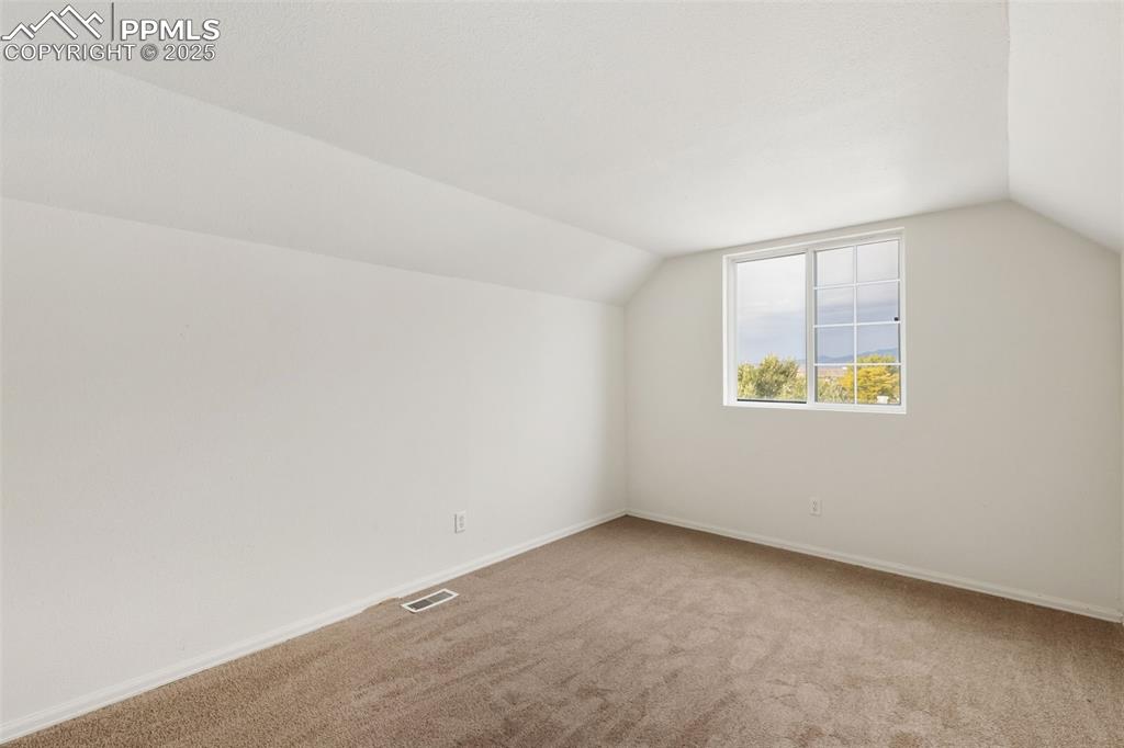 Image 18 of 35: Bonus Room