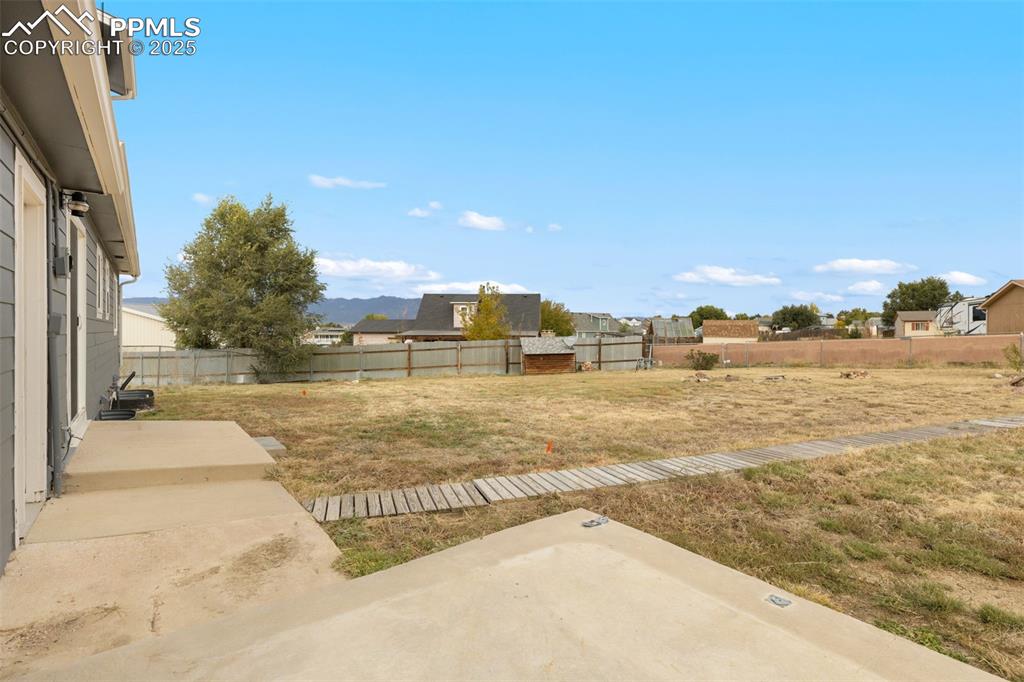 Image 32 of 35: Yard