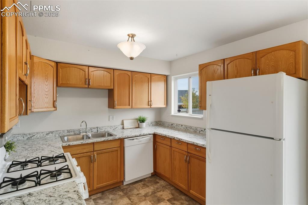 Image 8 of 35: Kitchen