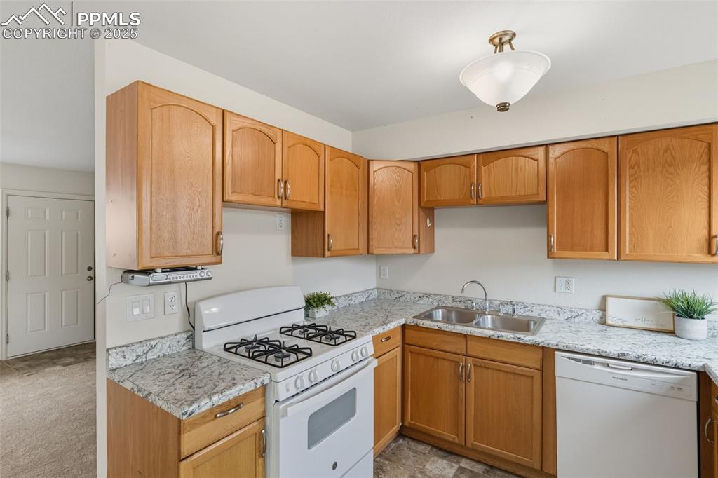 Image 9 of 35: Kitchen