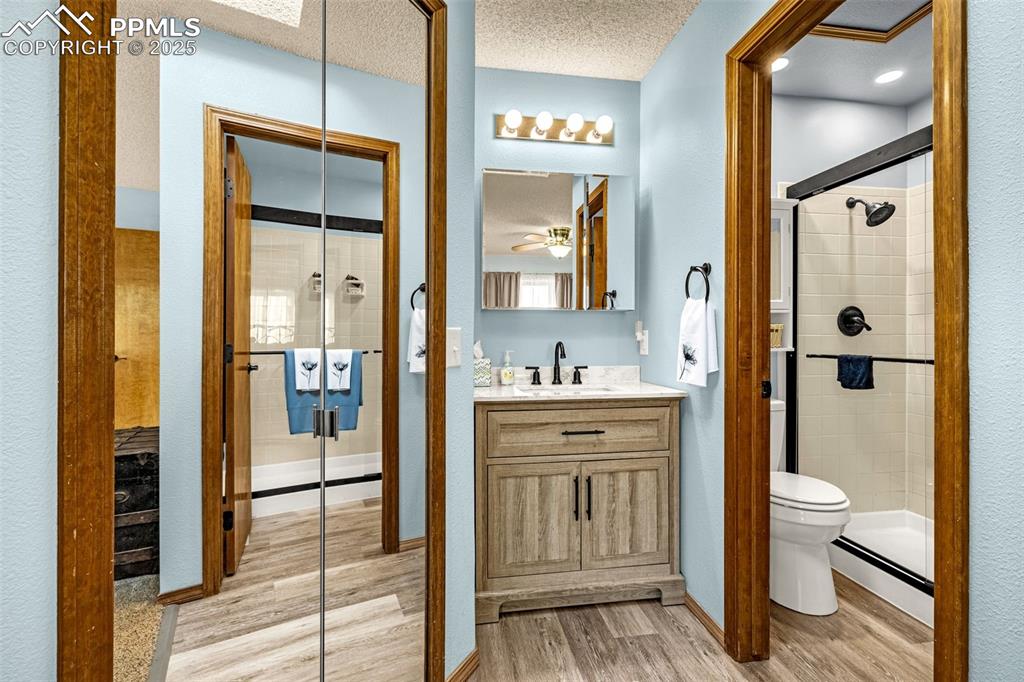 Image 16 of 36: Bathroom