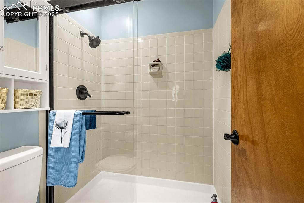 Image 17 of 36: Bathroom