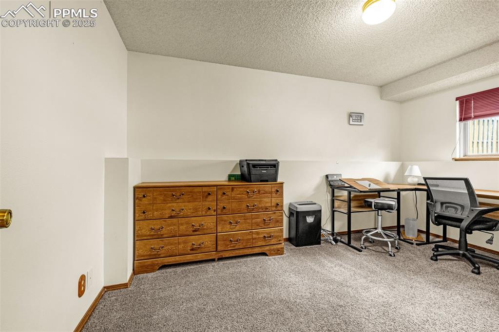 Image 19 of 36: Office