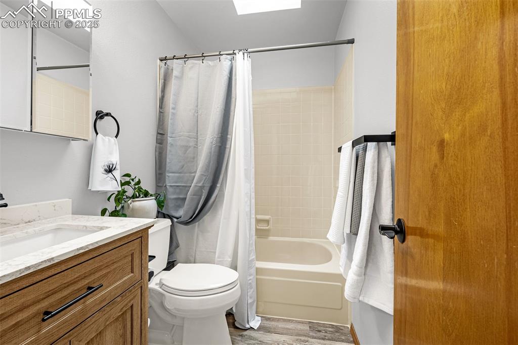 Image 22 of 36: Bathroom