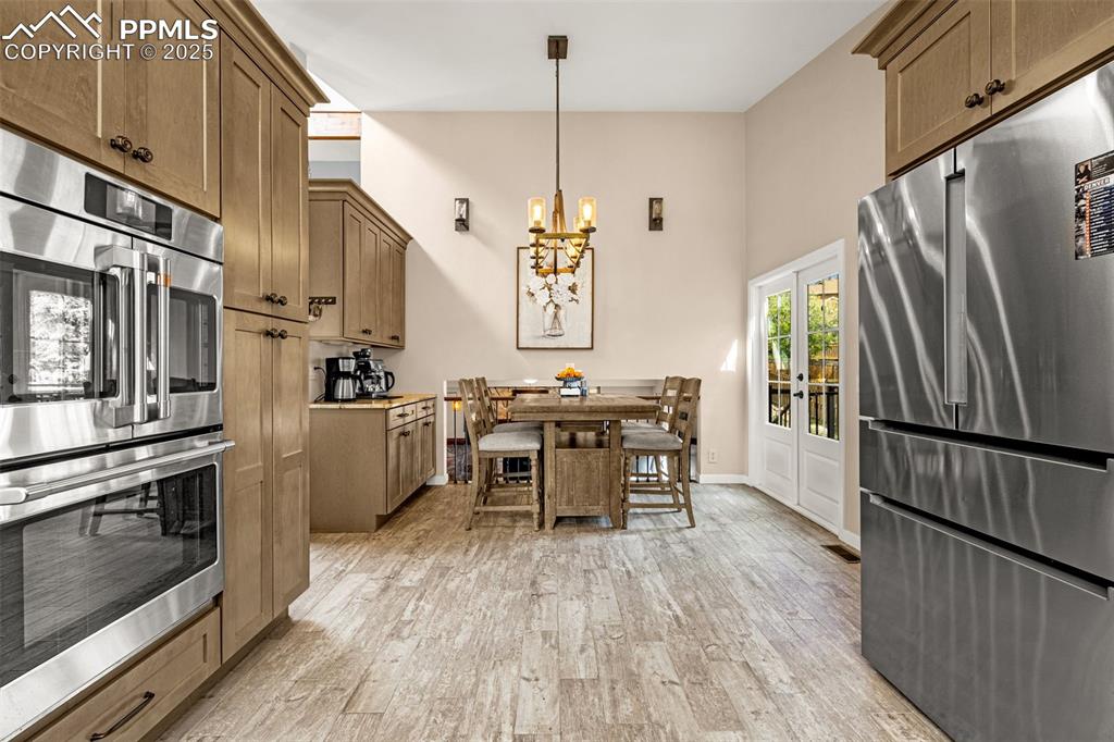 Image 7 of 36: Kitchen