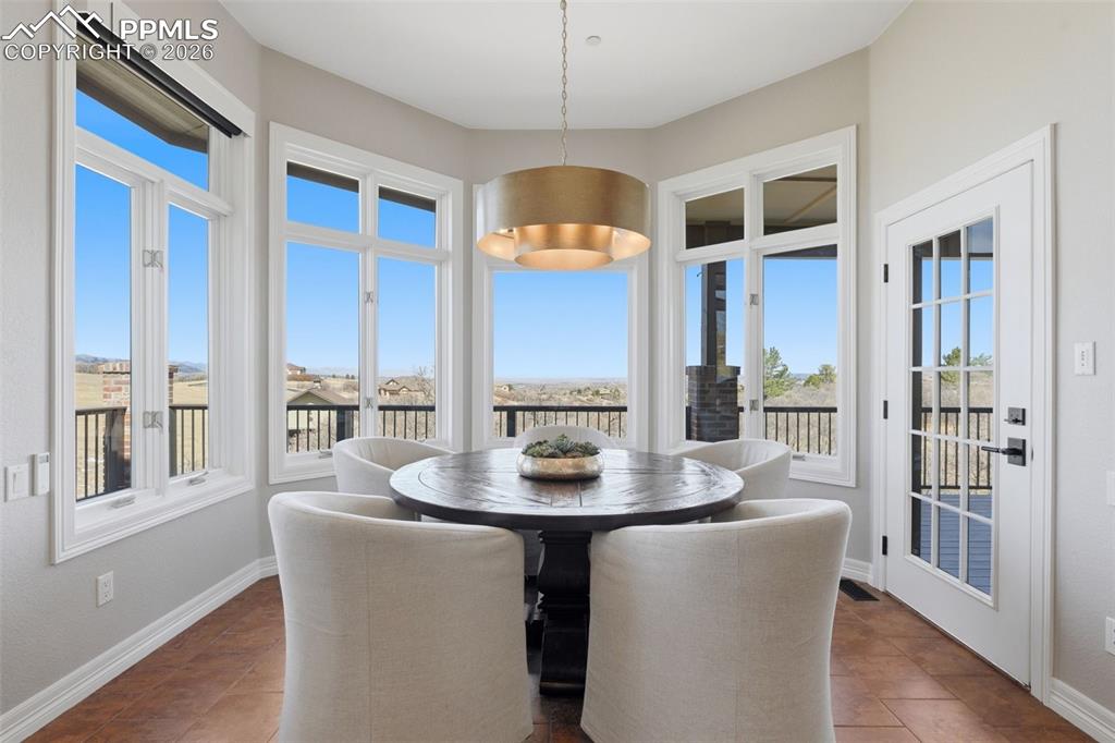 Image 10 of 50: Dining Area