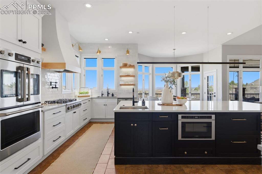 Image 12 of 50: Kitchen