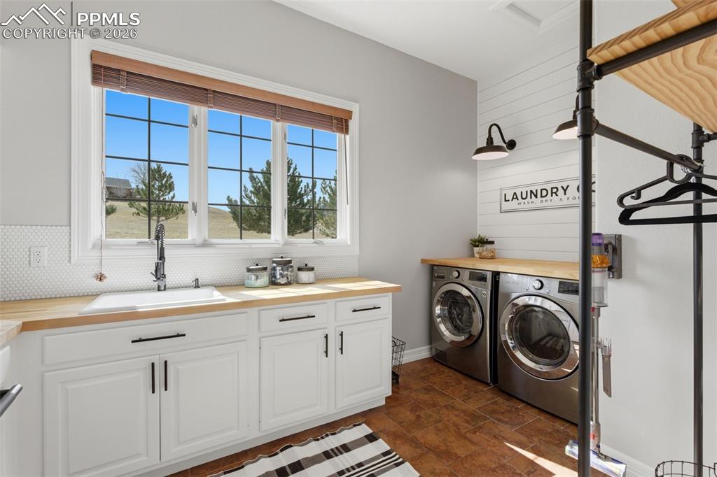 Image 16 of 50: Laundry