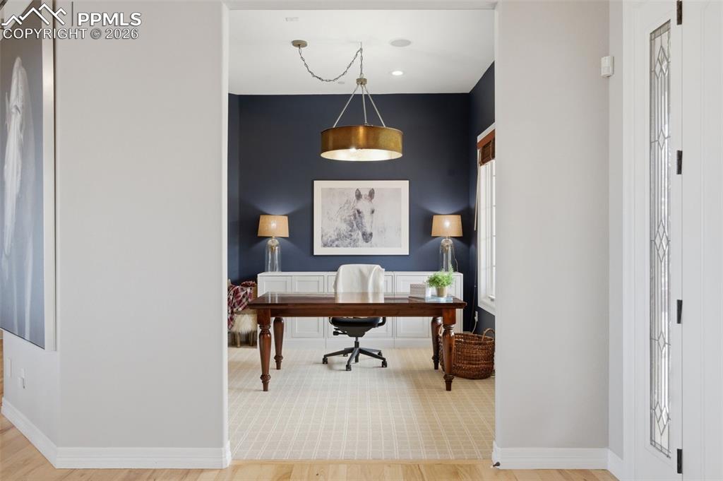 Image 22 of 50: Office