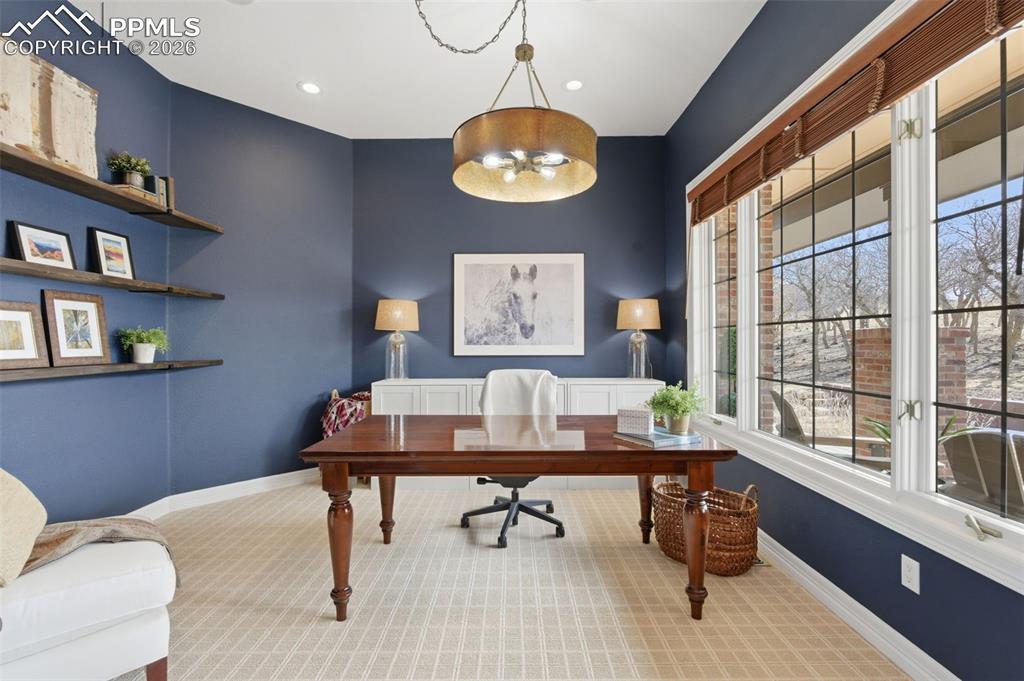 Image 23 of 50: Office