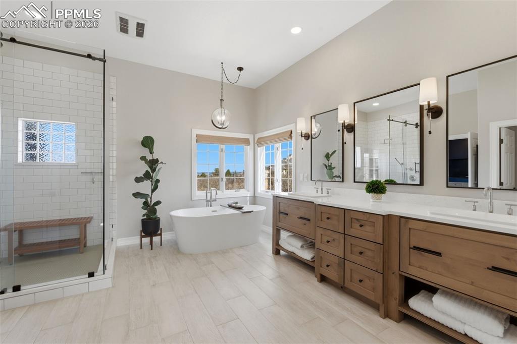 Image 26 of 50: Bathroom