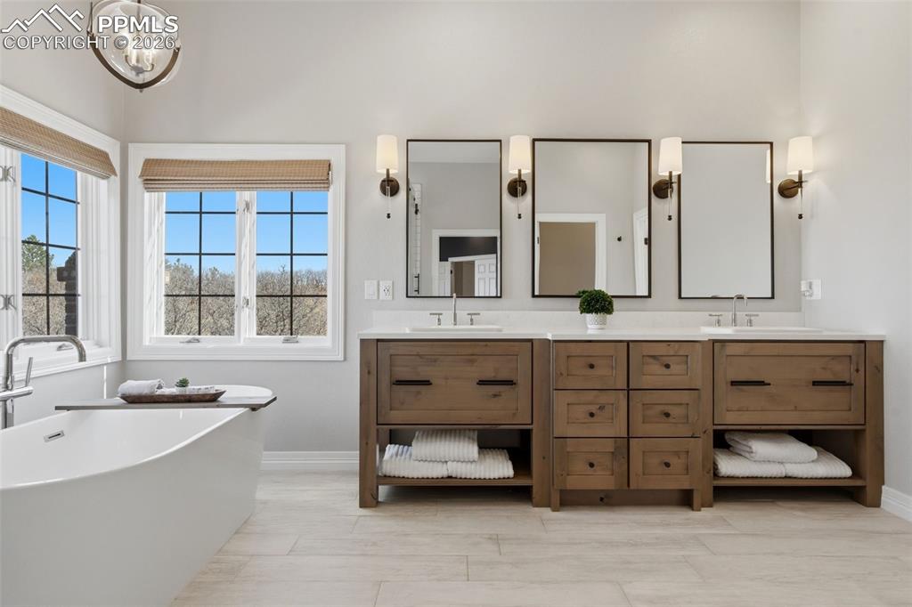 Image 27 of 50: Bathroom