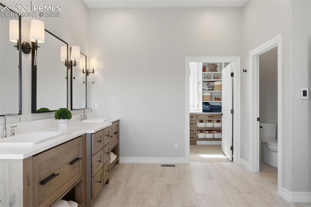 Image 28 of 50: Bathroom