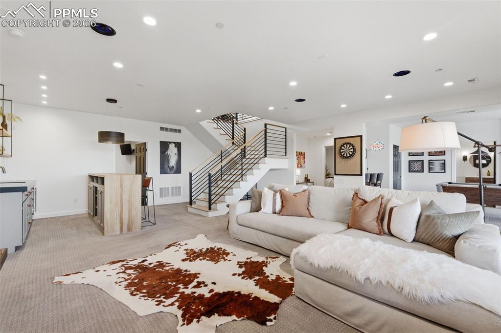 Image 33 of 50: Living Room