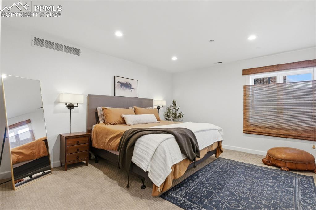 Image 39 of 50: Bedroom