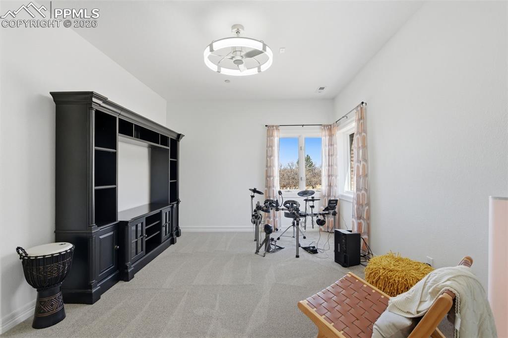 Image 42 of 50: Office