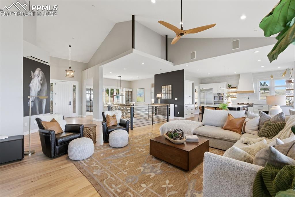 Image 5 of 50: Living Room