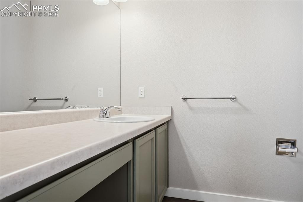 Image 15 of 36: Bathroom