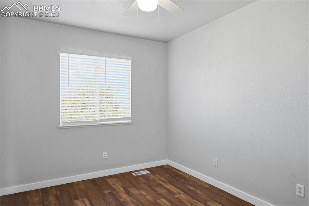 Image 16 of 36: Bedroom