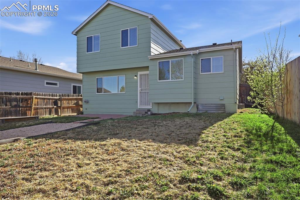 Image 25 of 36: Yard