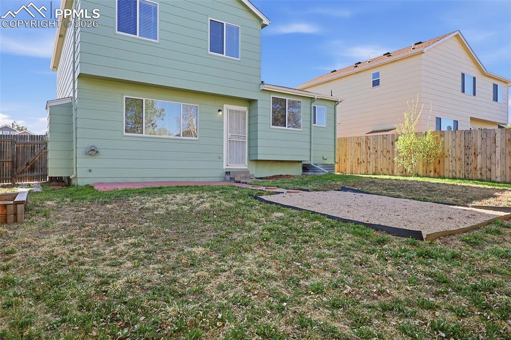 Image 26 of 36: Yard