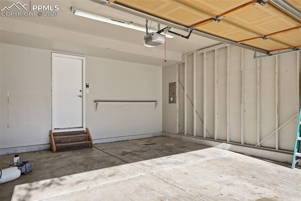 Image 27 of 36: Garage