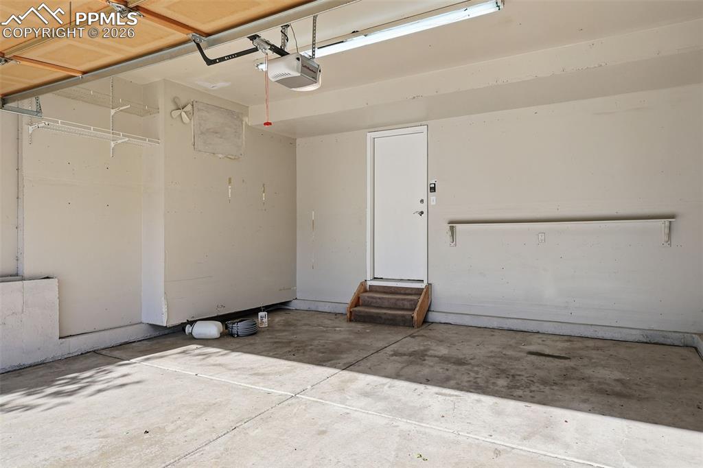 Image 28 of 36: Garage