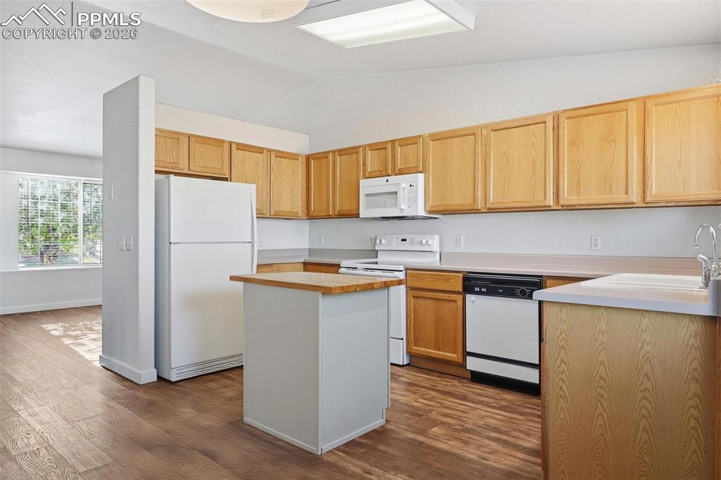 Image 7 of 36: Kitchen