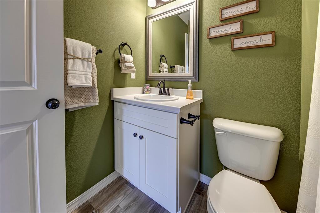 Image 15 of 32: Bathroom